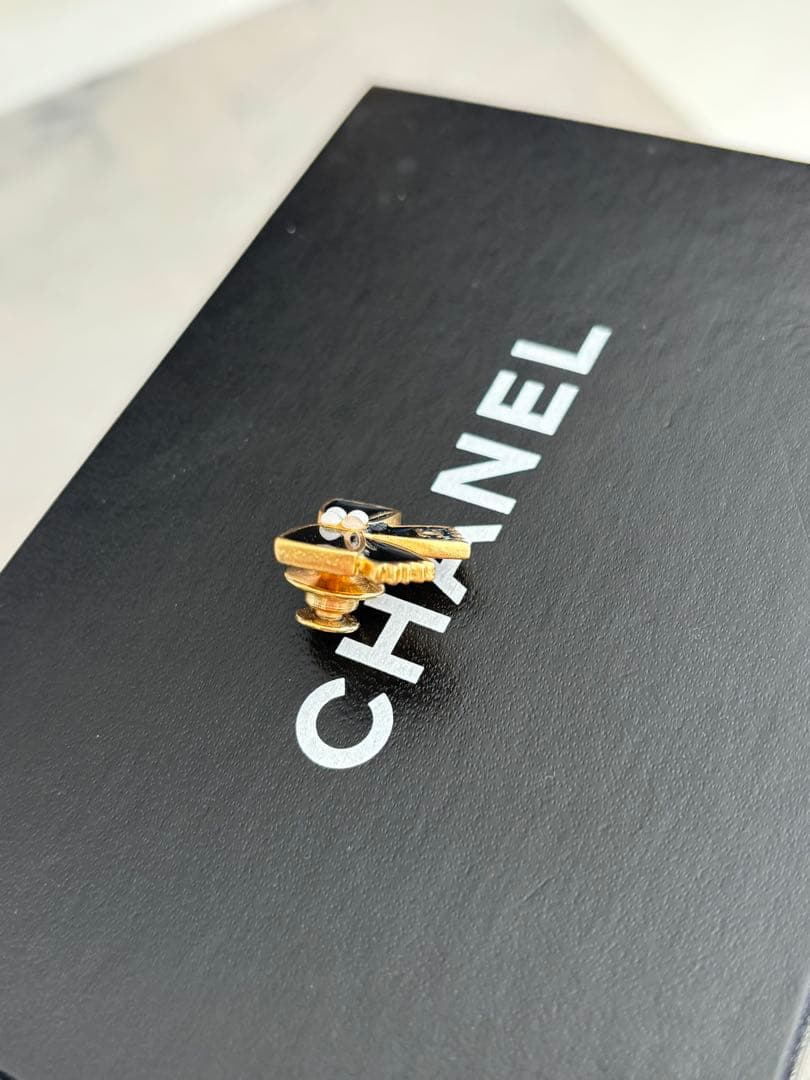 KokoCHANEL本物 リボンモチーフのブローチピン ヴィンテージ