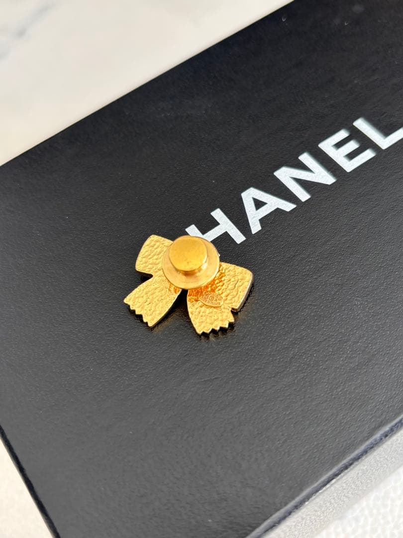 KokoCHANEL本物 リボンモチーフのブローチピン ヴィンテージ
