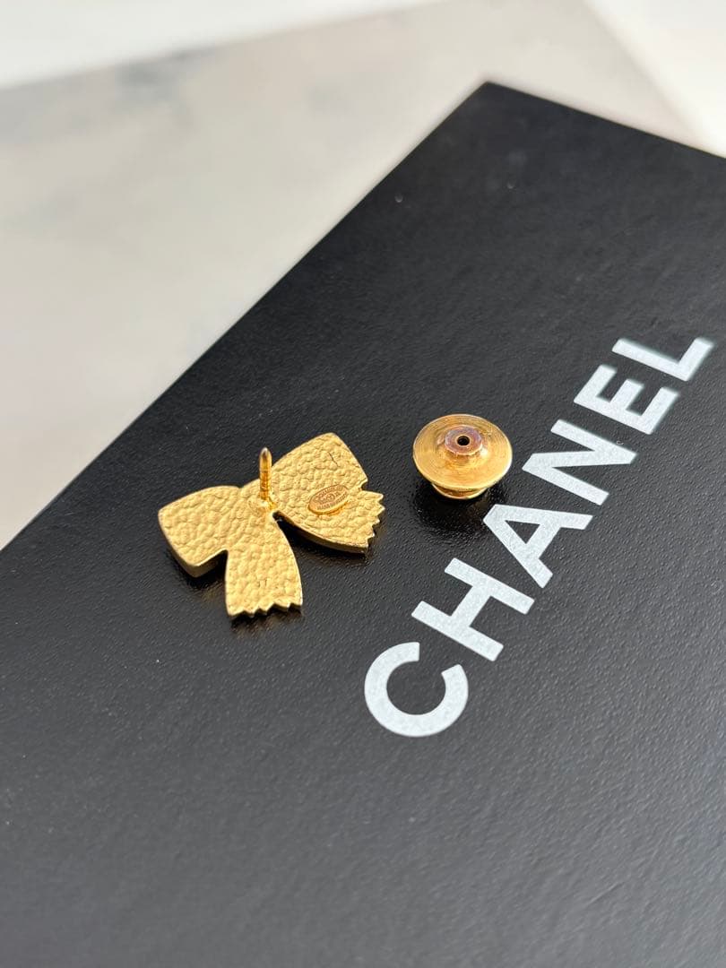 KokoCHANEL本物 リボンモチーフのブローチピン ヴィンテージ