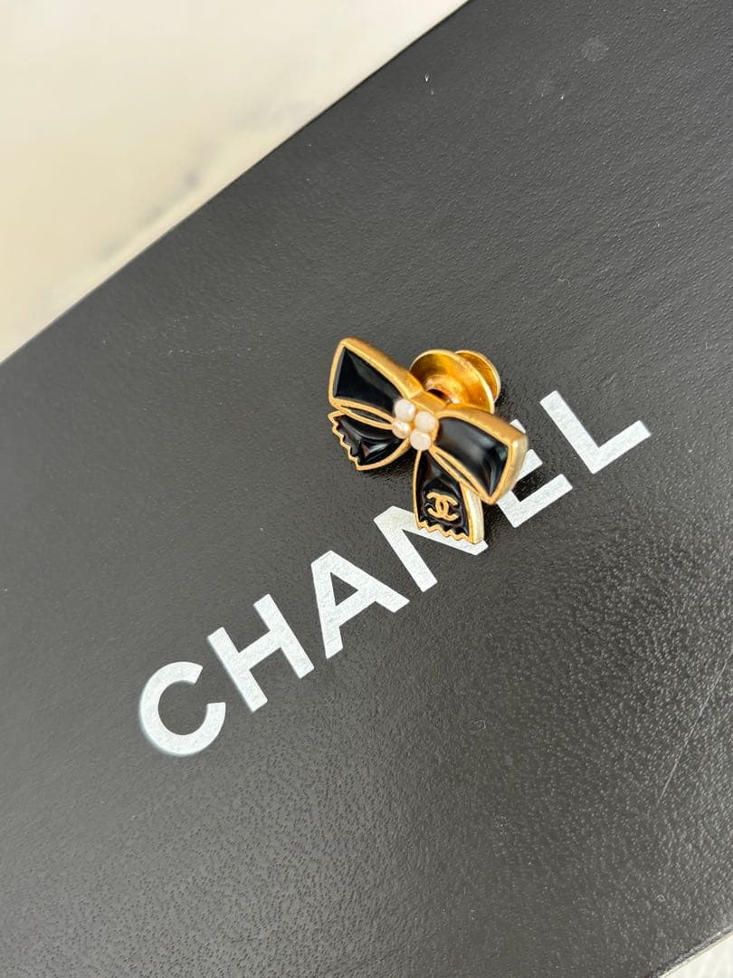 KokoCHANEL本物 リボンモチーフのブローチピン ヴィンテージ