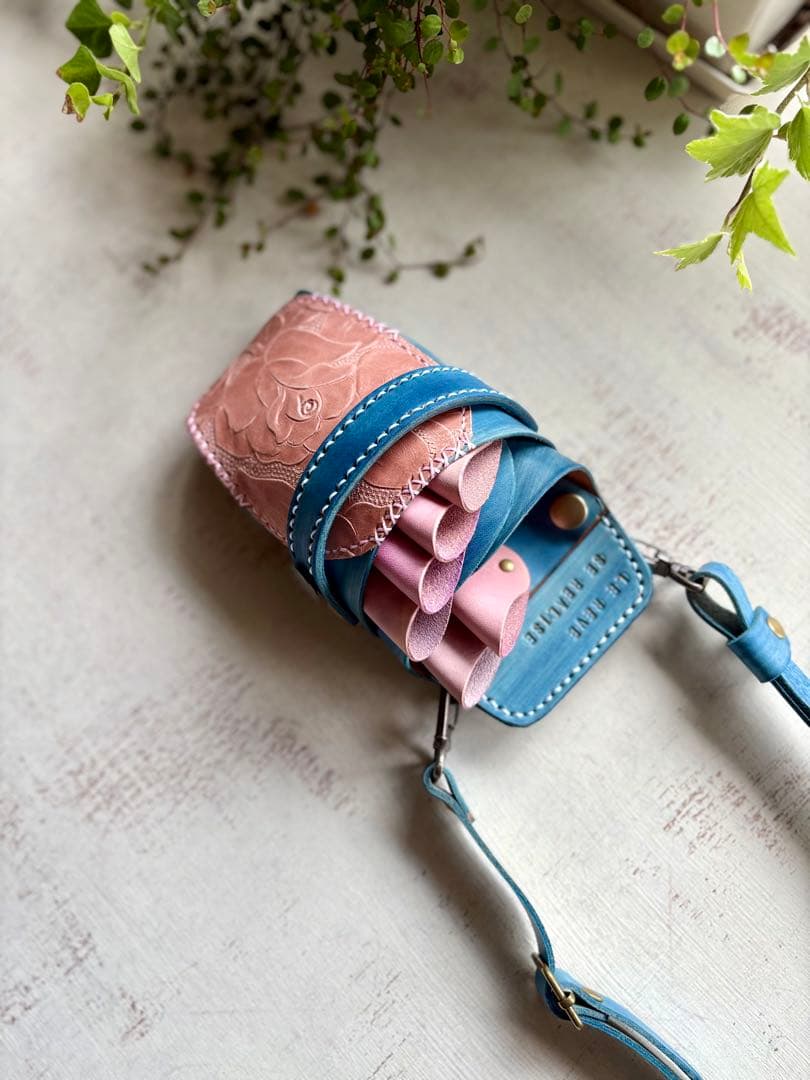 手染めアイスブルー、ローズ型押しピンクのシザーケース