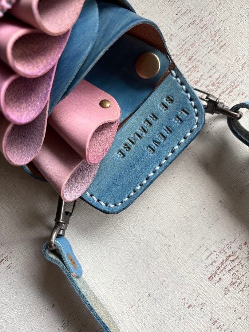 手染めアイスブルー、ローズ型押しピンクのシザーケース