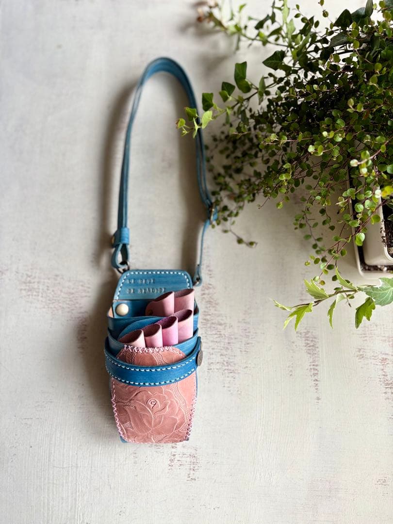 手染めアイスブルー、ローズ型押しピンクのシザーケース