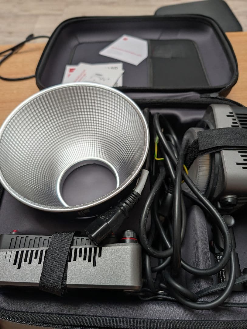 美品 ZHIYUN MOLUS G200 200W ビデオライト