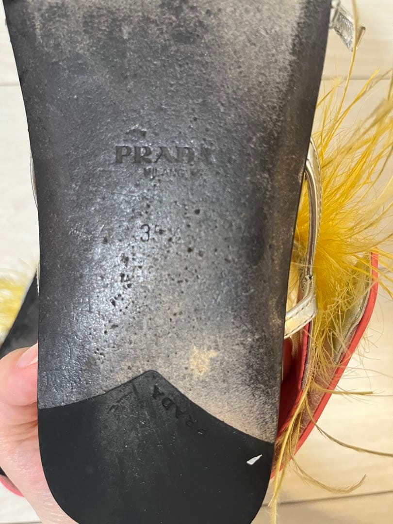 PRADA 羽根装飾 シルバーサンダル