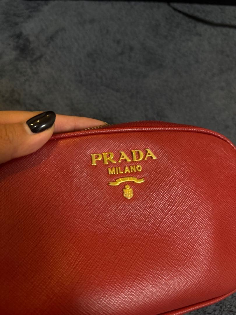 PRADA レッド ボディバッグ