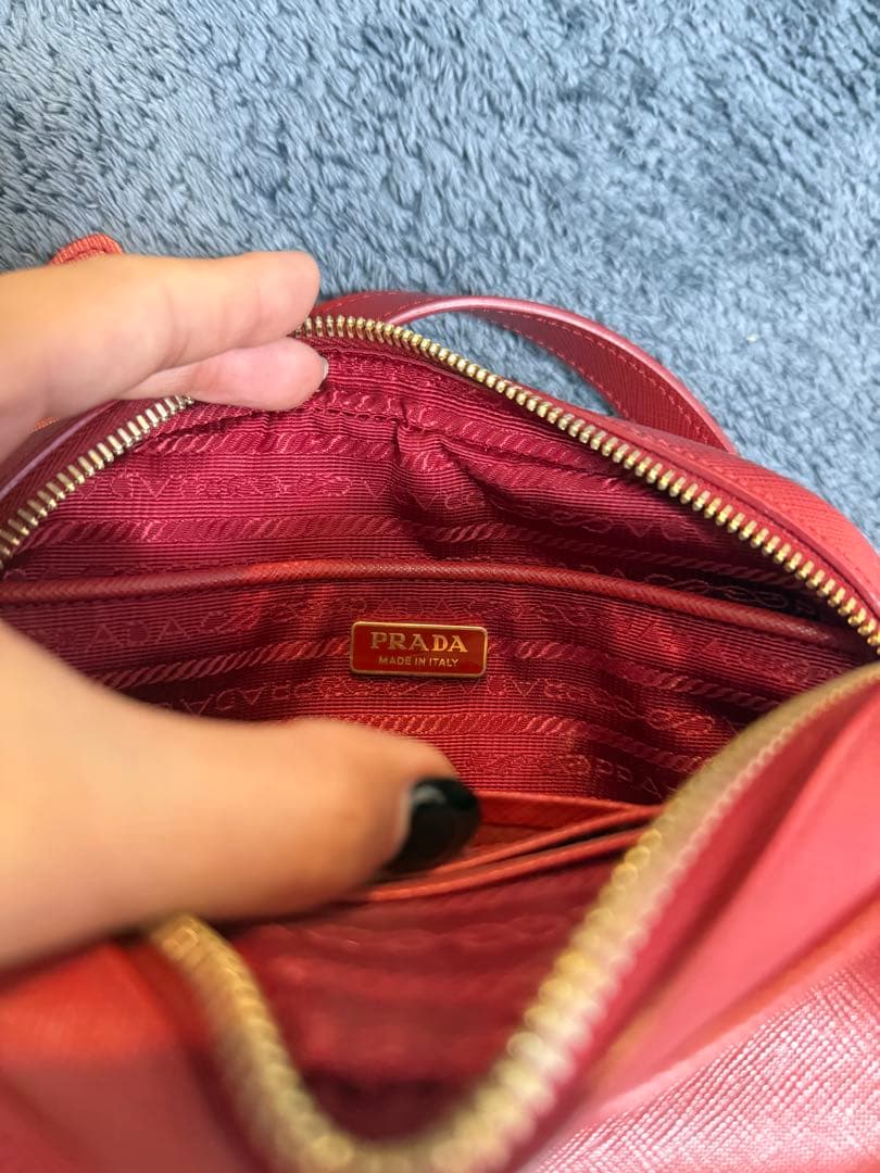 PRADA レッド ボディバッグ
