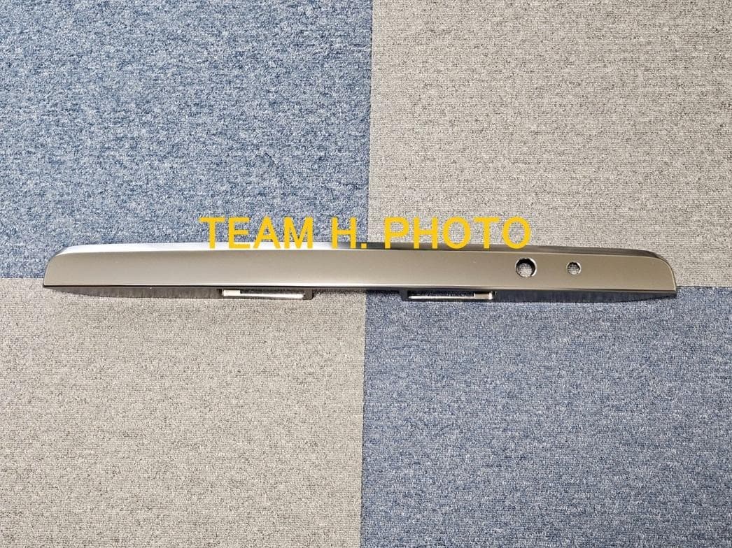 200系ハイエース ダークプライムＳ　純正バックドアガーニッシュ　サテンメッキ