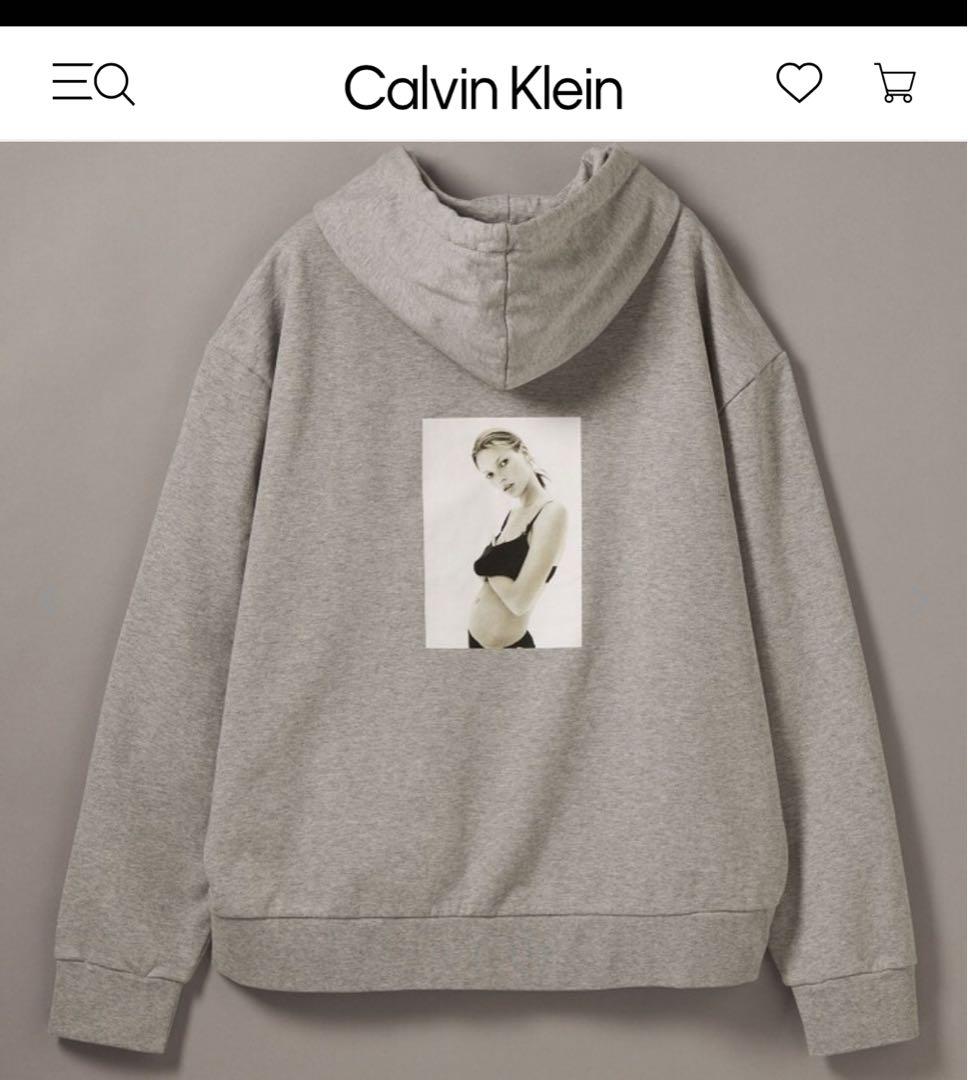 カルバンクライン グレー フォトプリント フード付きパーカー　ロウン着用