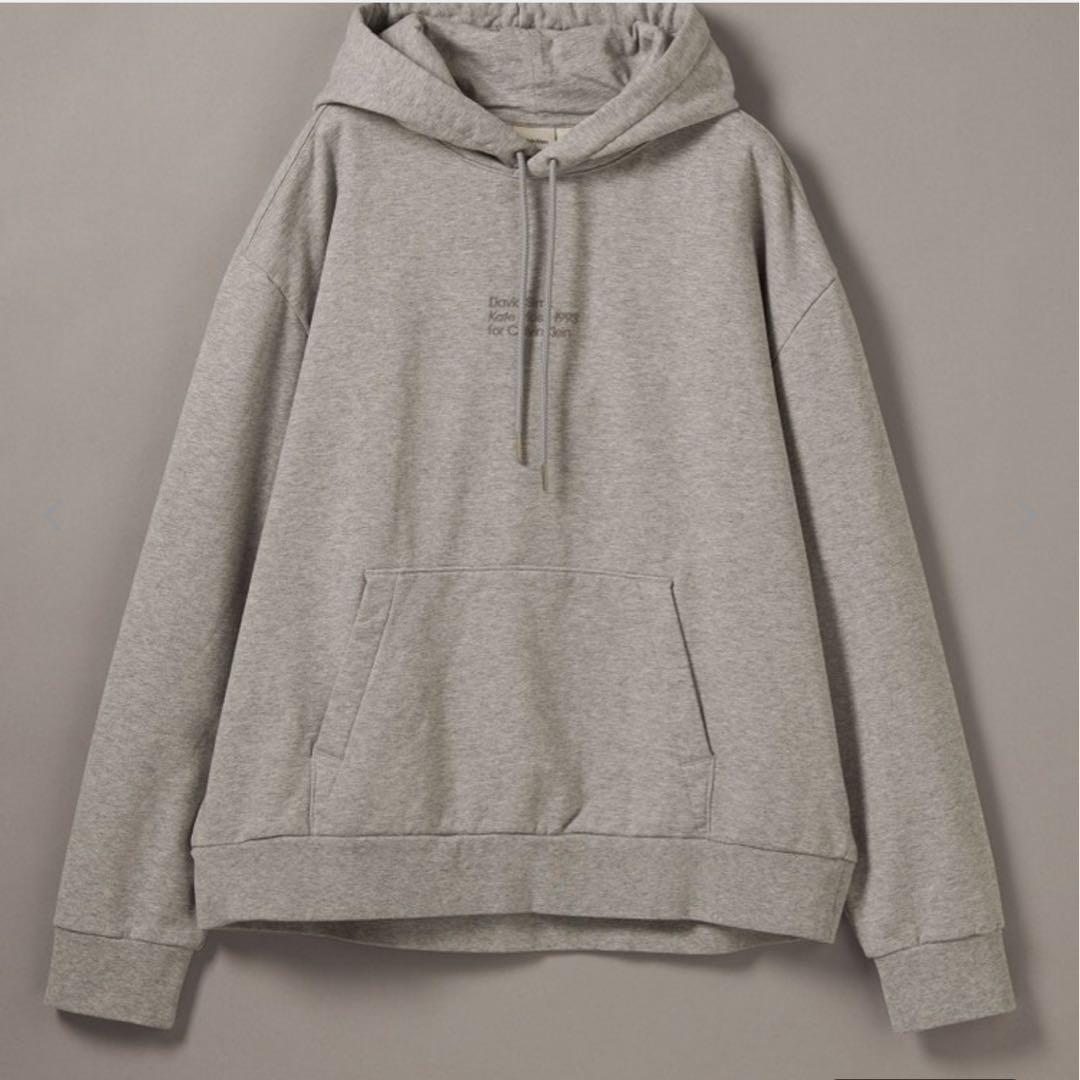 カルバンクライン グレー フォトプリント フード付きパーカー　ロウン着用