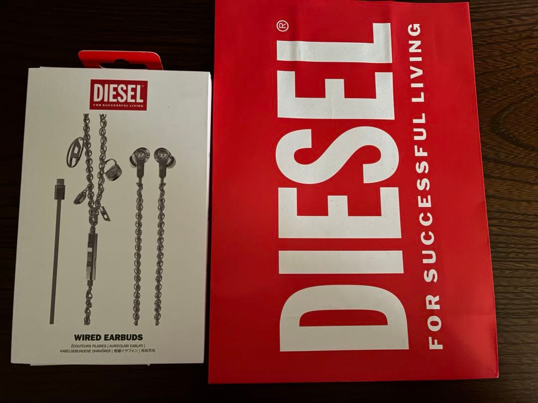 新品未開封 完売品 DIESEL シルバー有線イヤホン