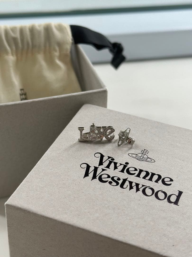 Vivienne Westwood LOVEピアス