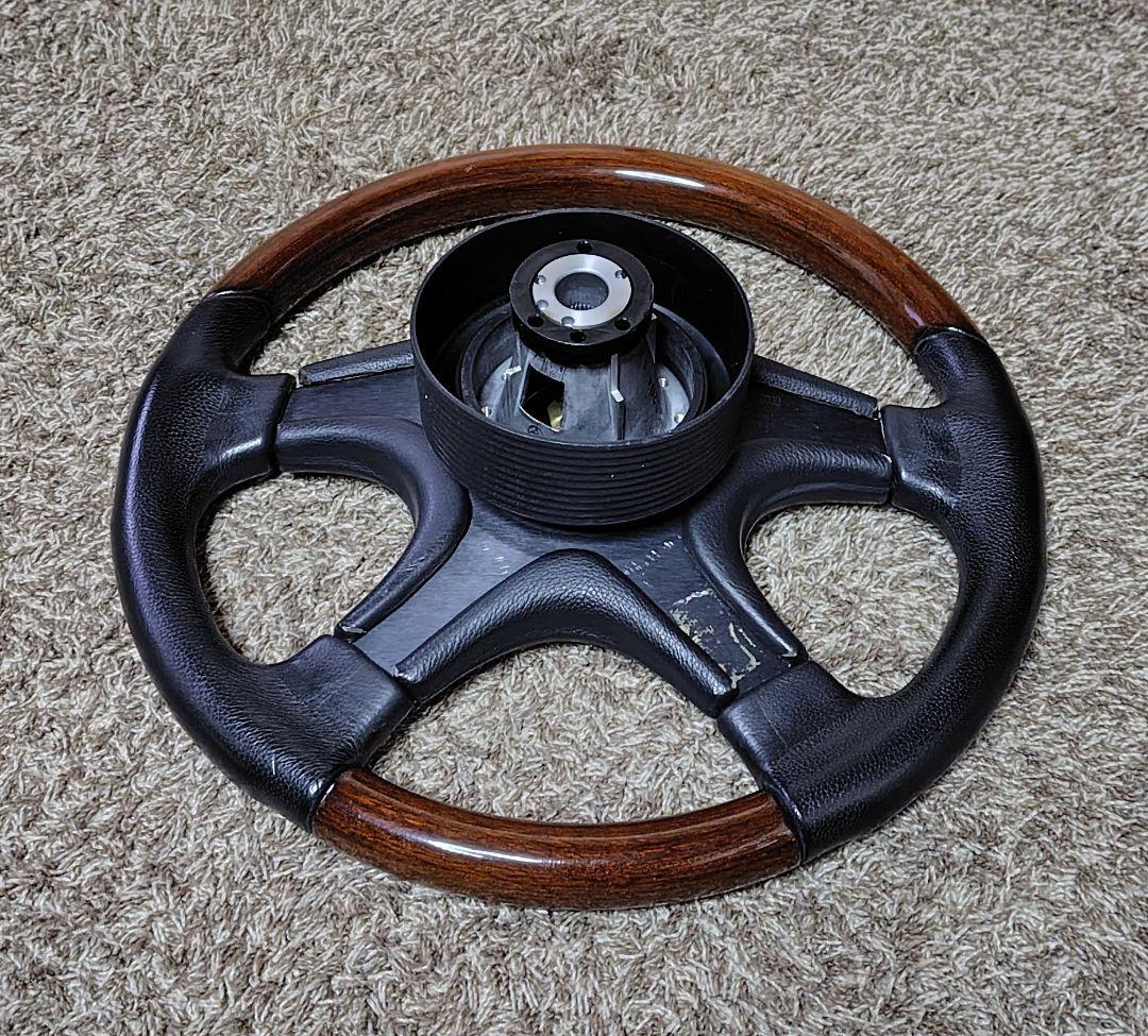 【中古・お買得品】MOMOステアリング ウッド＆レザー リーガル ボス・カバー付