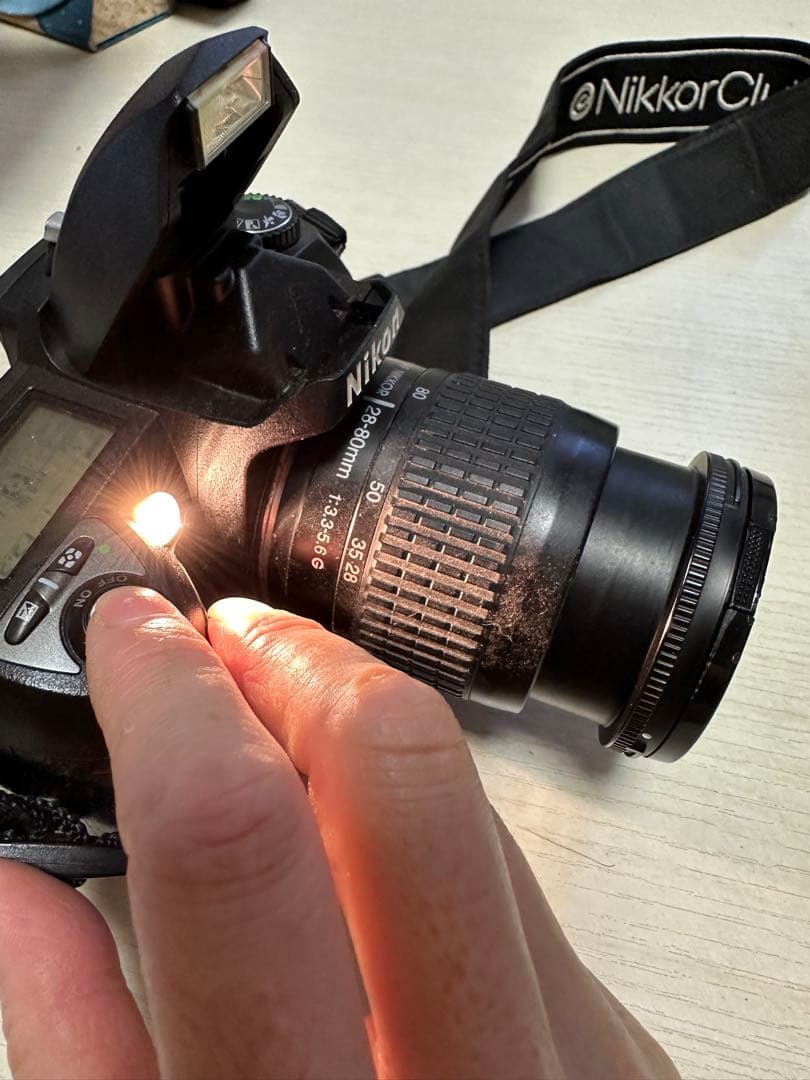 Nikon D70 デジタル一眼レフカメラ 本体とレンズ付き　中古