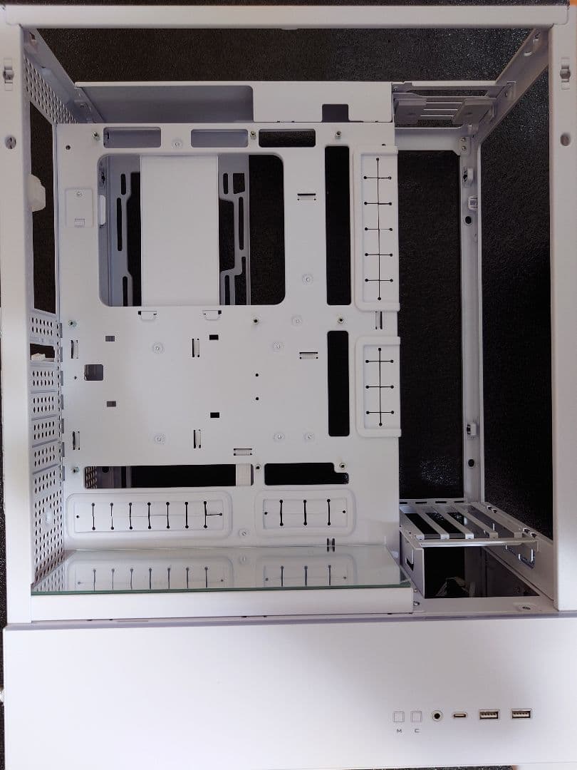 LIAN LI SUP01 ホワイト PCケース