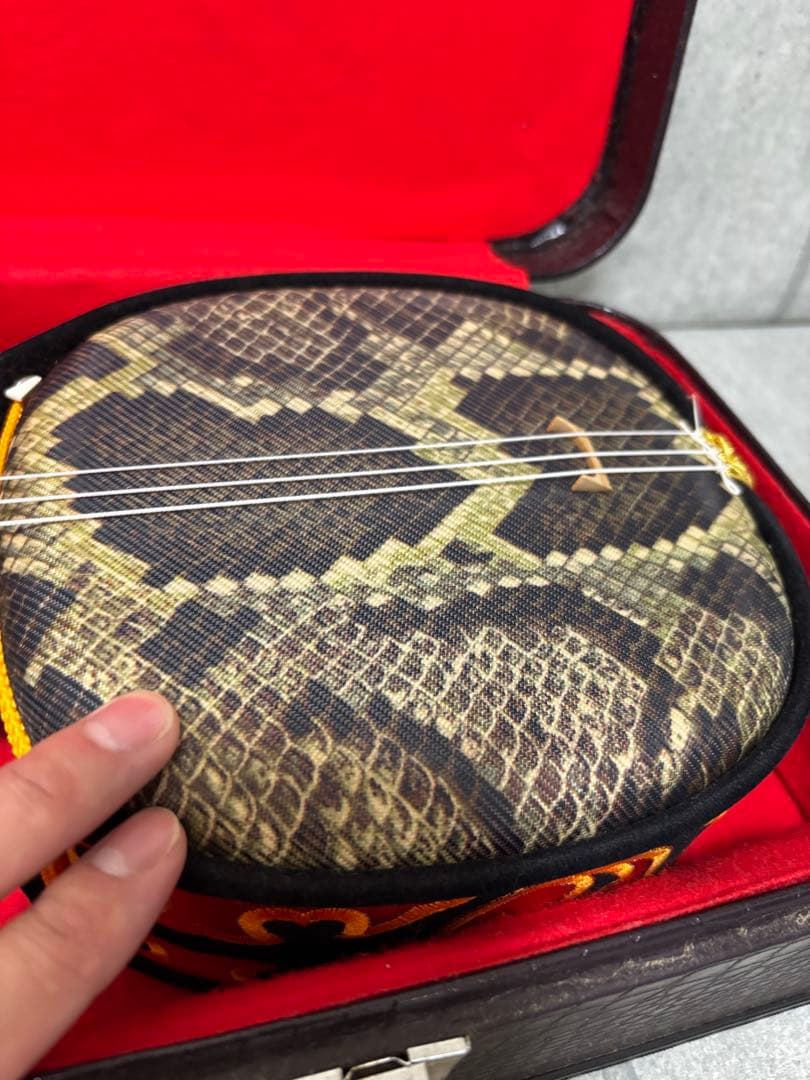 m*様 最終値下げ　希少　沖縄三線　ハードケース付き　弦楽器