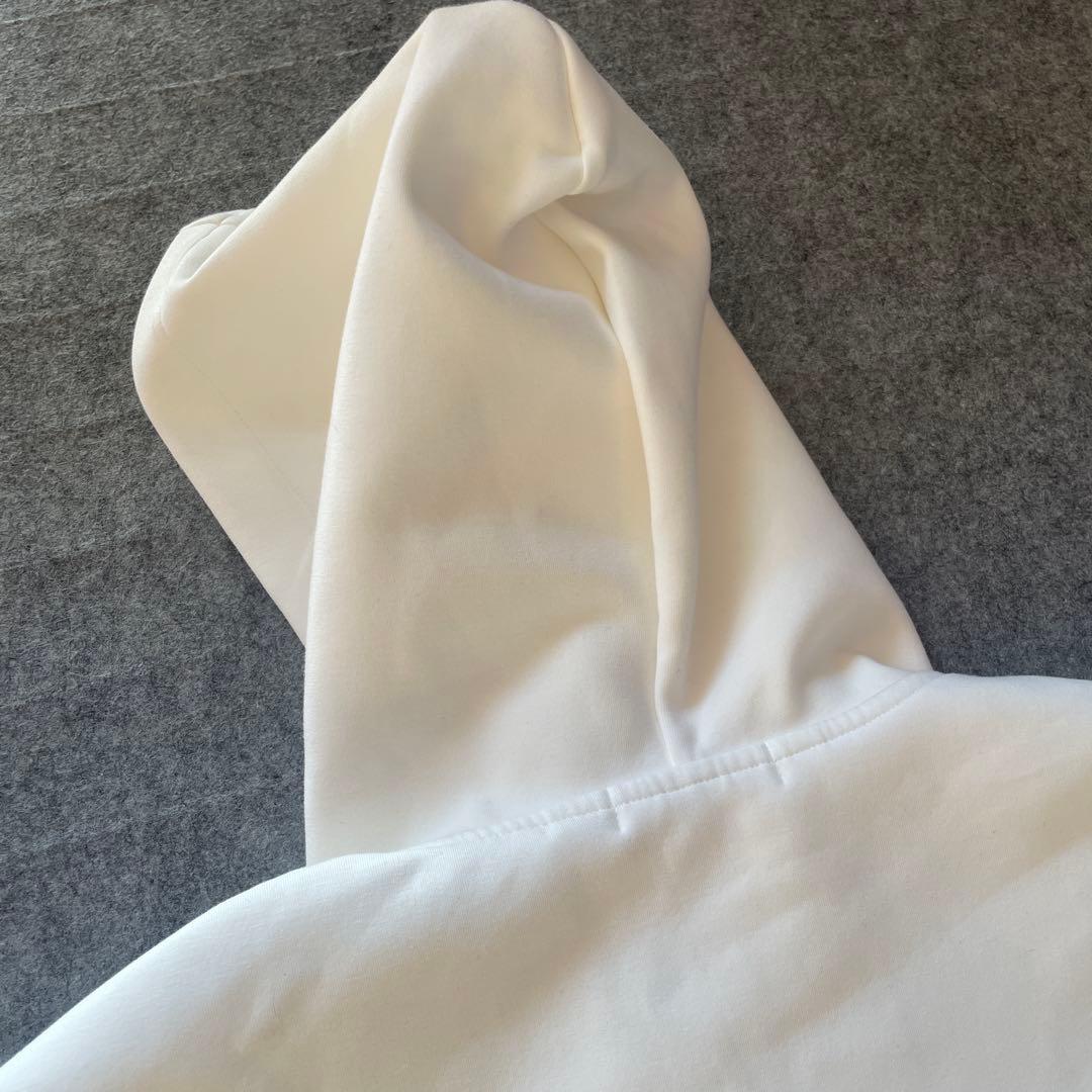 (美品)INGEBORG インゲボルグ白色フード付きアウター。正面と背面異素材。