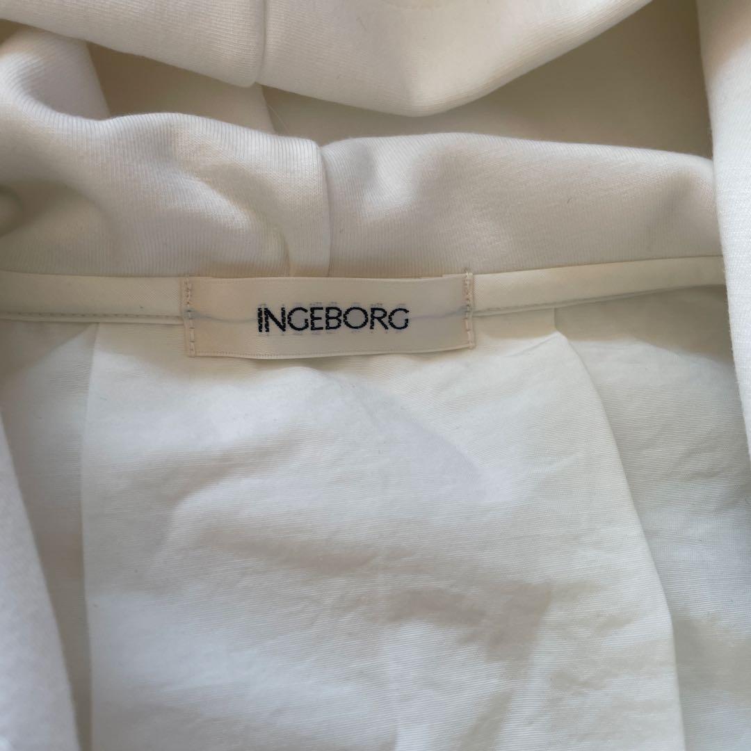 (美品)INGEBORG インゲボルグ白色フード付きアウター。正面と背面異素材。