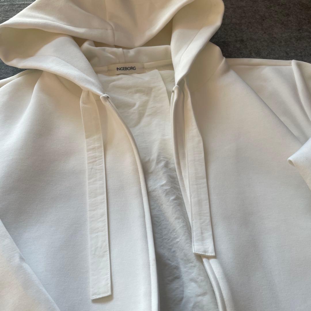 (美品)INGEBORG インゲボルグ白色フード付きアウター。正面と背面異素材。
