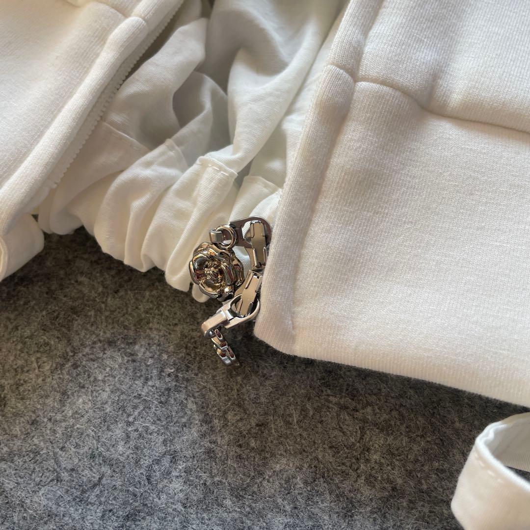 (美品)INGEBORG インゲボルグ白色フード付きアウター。正面と背面異素材。