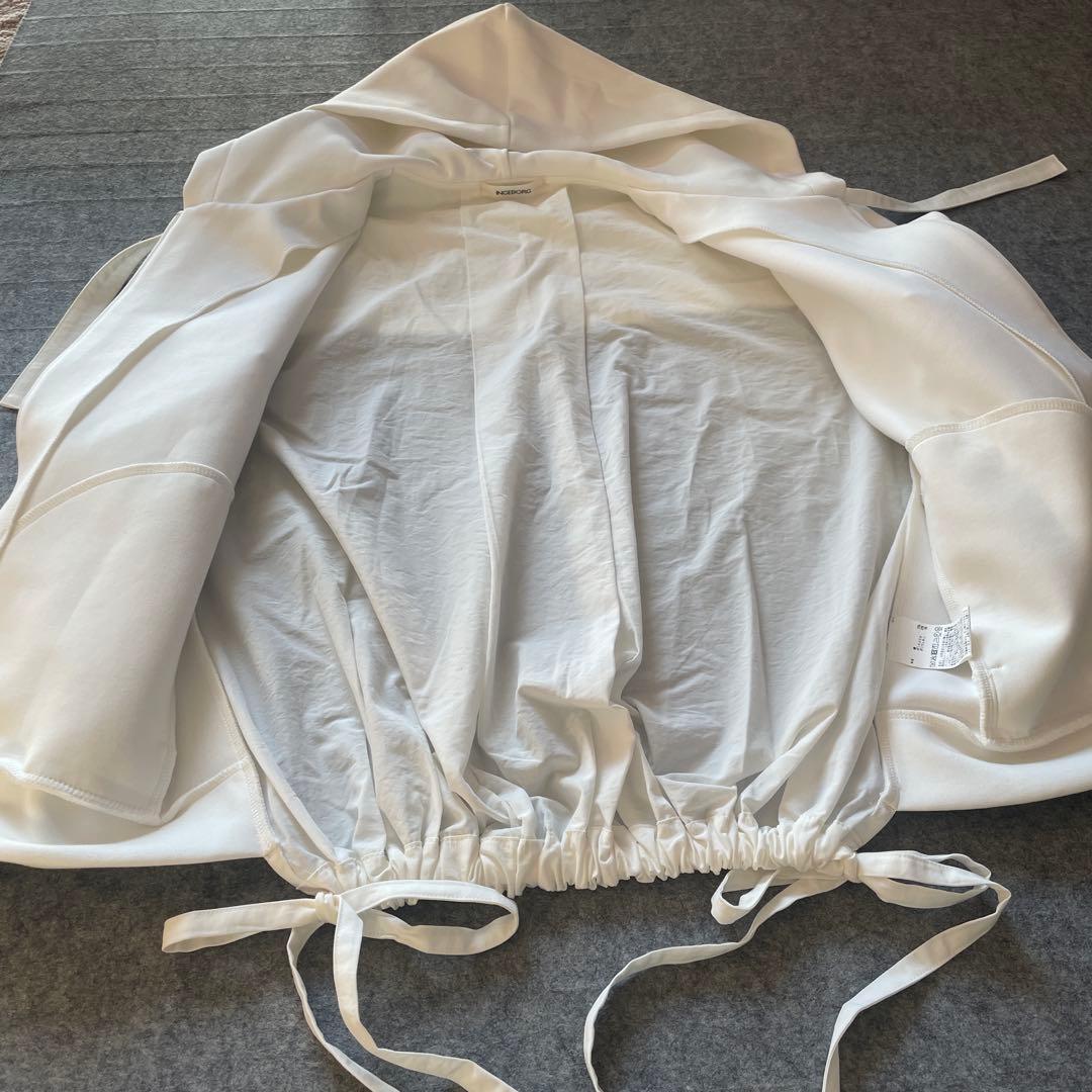 (美品)INGEBORG インゲボルグ白色フード付きアウター。正面と背面異素材。