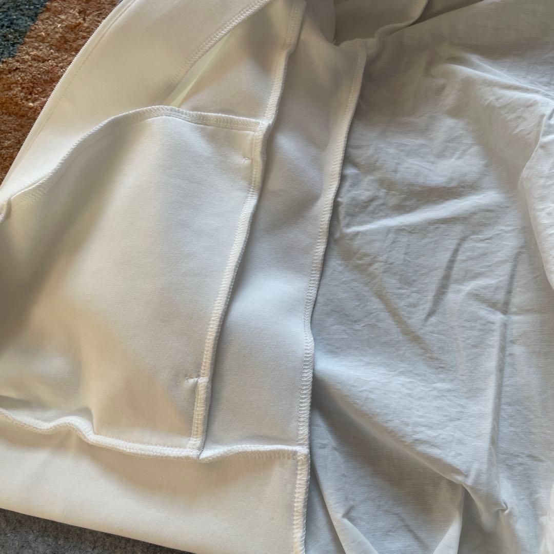 (美品)INGEBORG インゲボルグ白色フード付きアウター。正面と背面異素材。