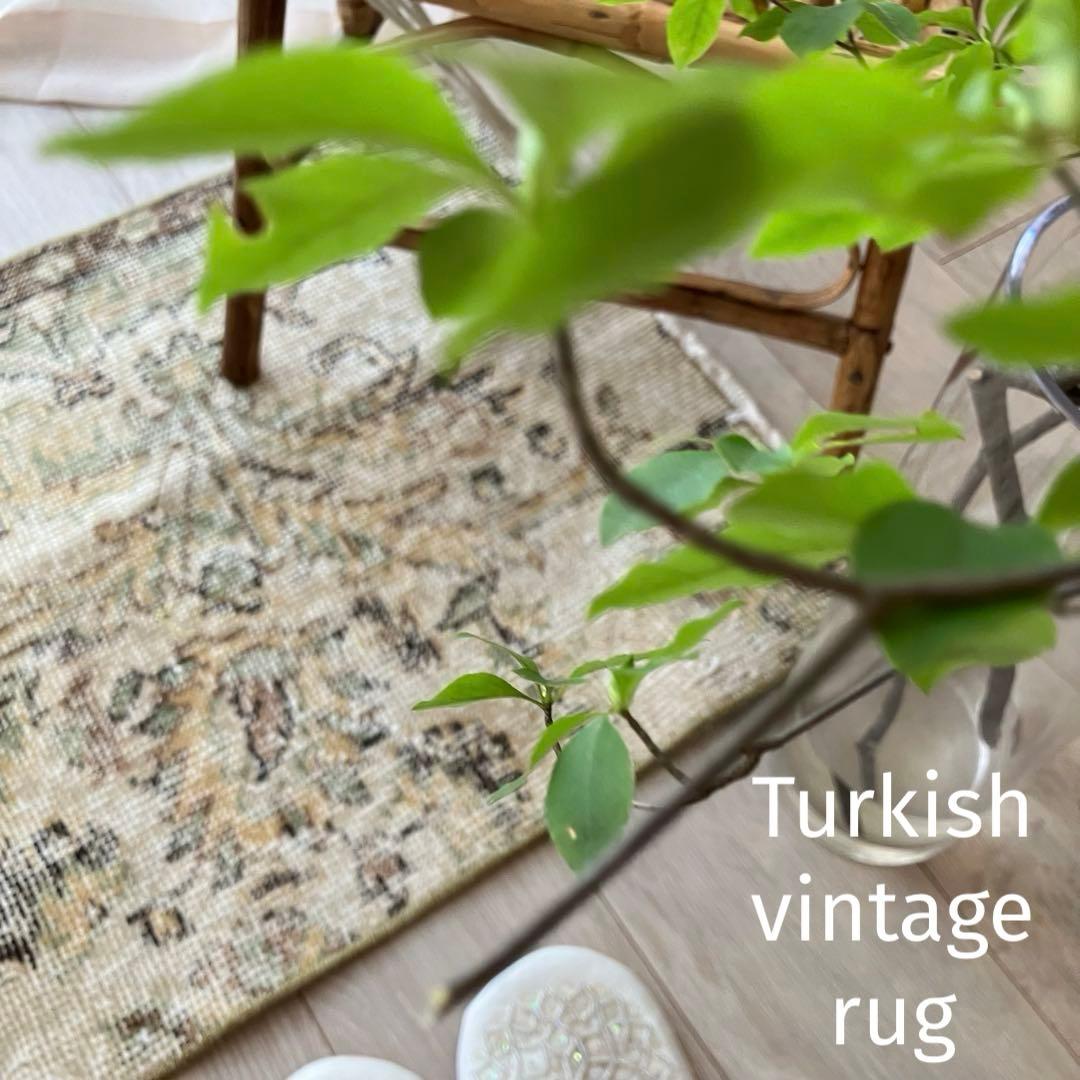 ミルキーベージュ50×100✳︎淡グリーンフラワー　ココア　トルコヴィンテージラグ