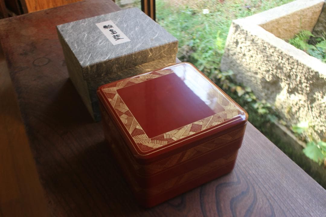 デッドストック！上質朱漆に優美な羊歯沈金の映える二段重（検重箱お重
