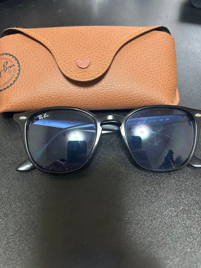 Ray-Ban RB4259F-601/80 ブラックサングラス