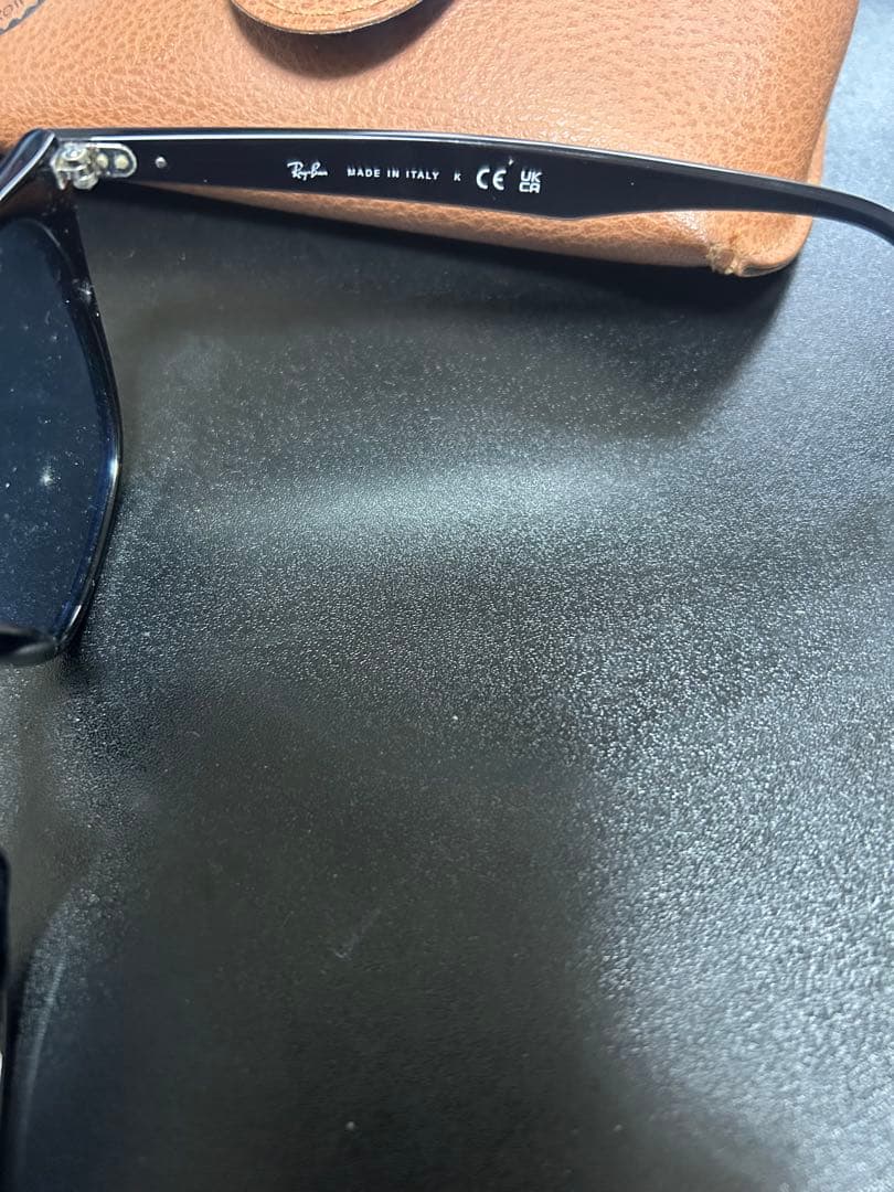 Ray-Ban RB4259F-601/80 ブラックサングラス