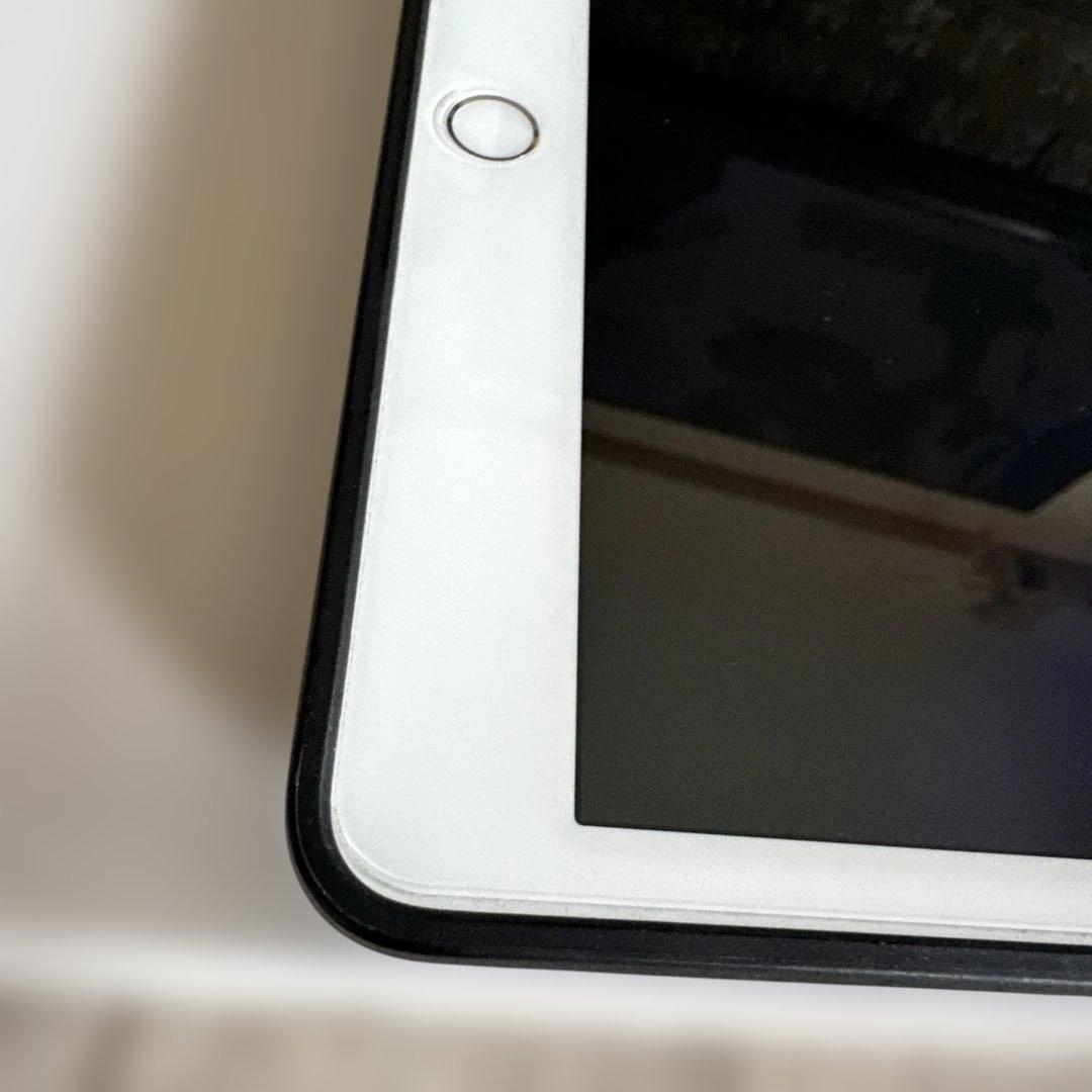 iPad本体+保護ケース付き＋保護フィルム付き 7世代MW752J/A 32GB