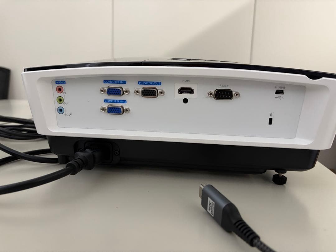 masaさん専用　短焦点プロジェクター　ほぼ新品　1回4時間のみ使用　DLP