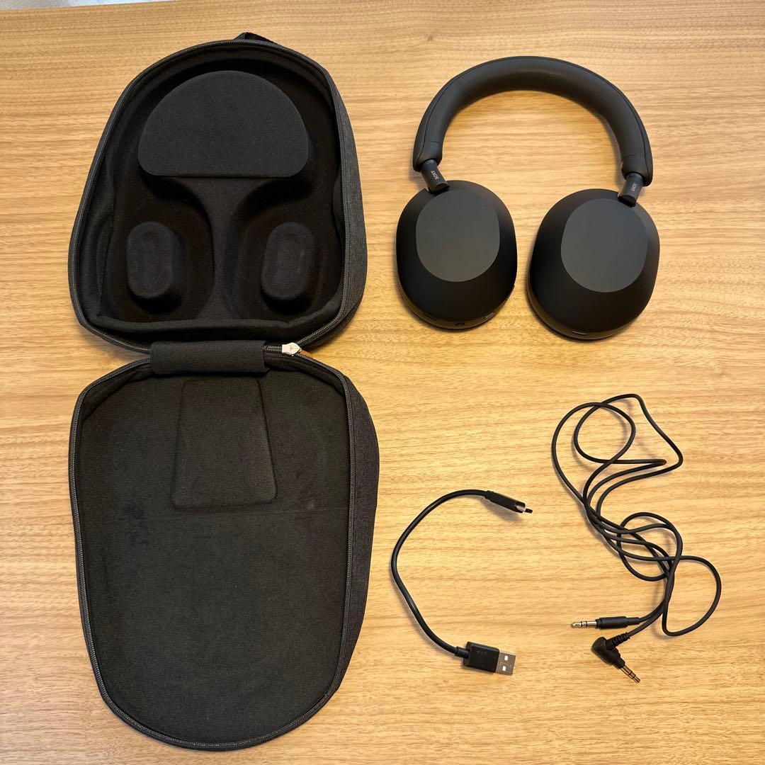 ブラック ワイヤレスヘッドホン 本体と付属品