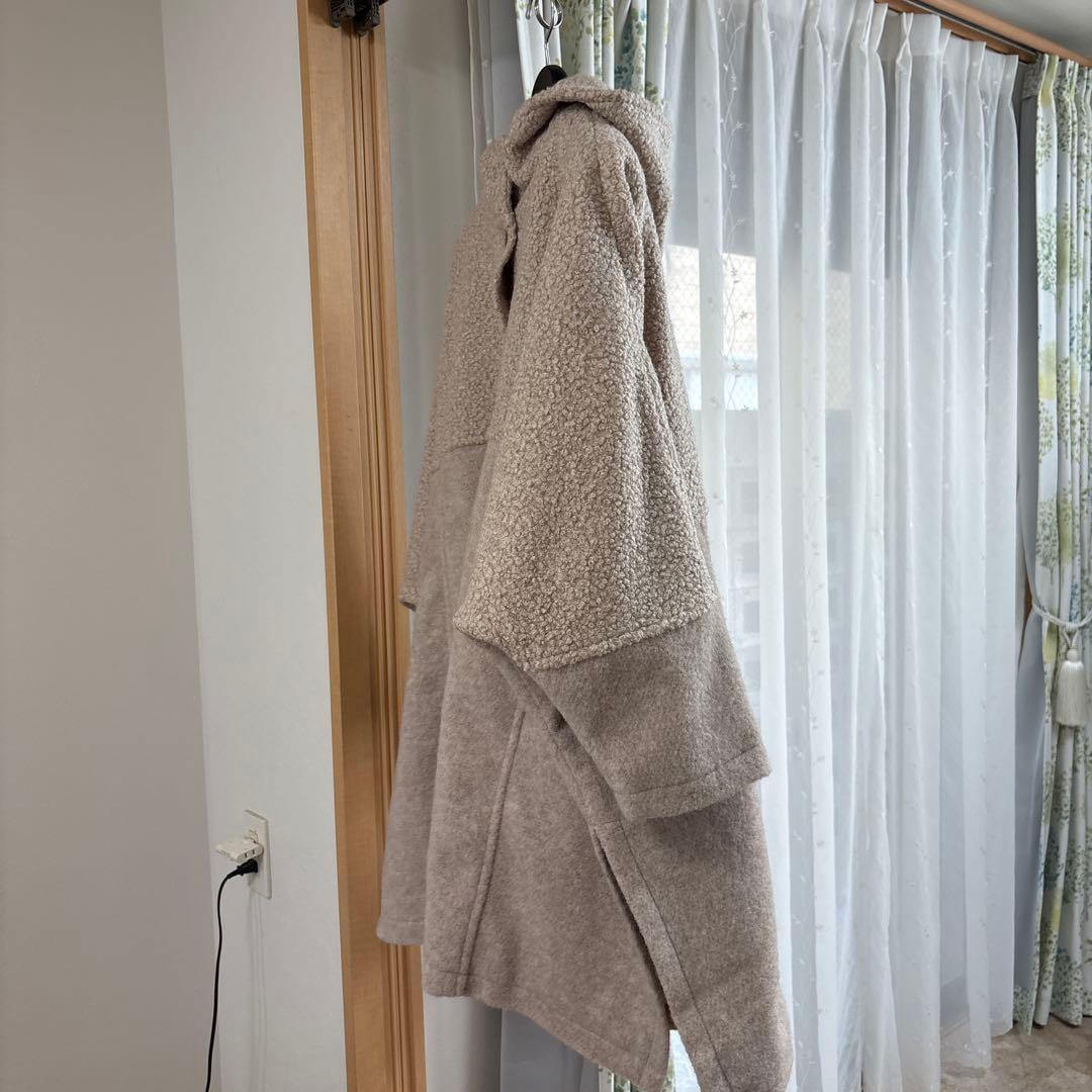 フード付きベージュボアコート