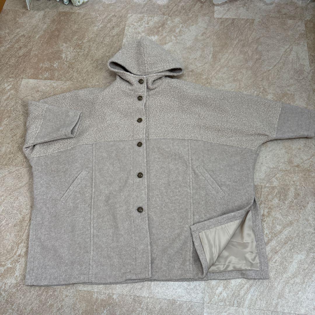 フード付きベージュボアコート