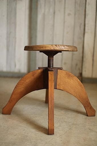 古い木製の回転丸椅子