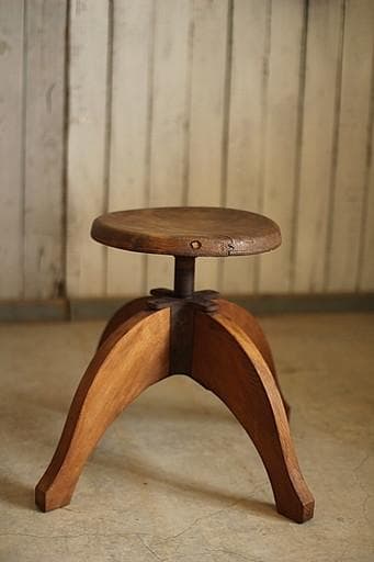 古い木製の回転丸椅子