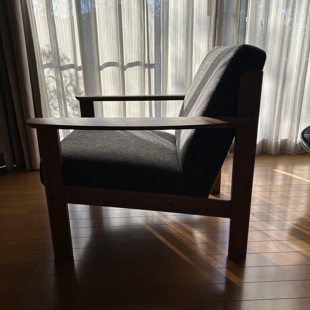 大人気カリモク家具　肘掛けにカップも置ける　グレー ファブリック アームチェア