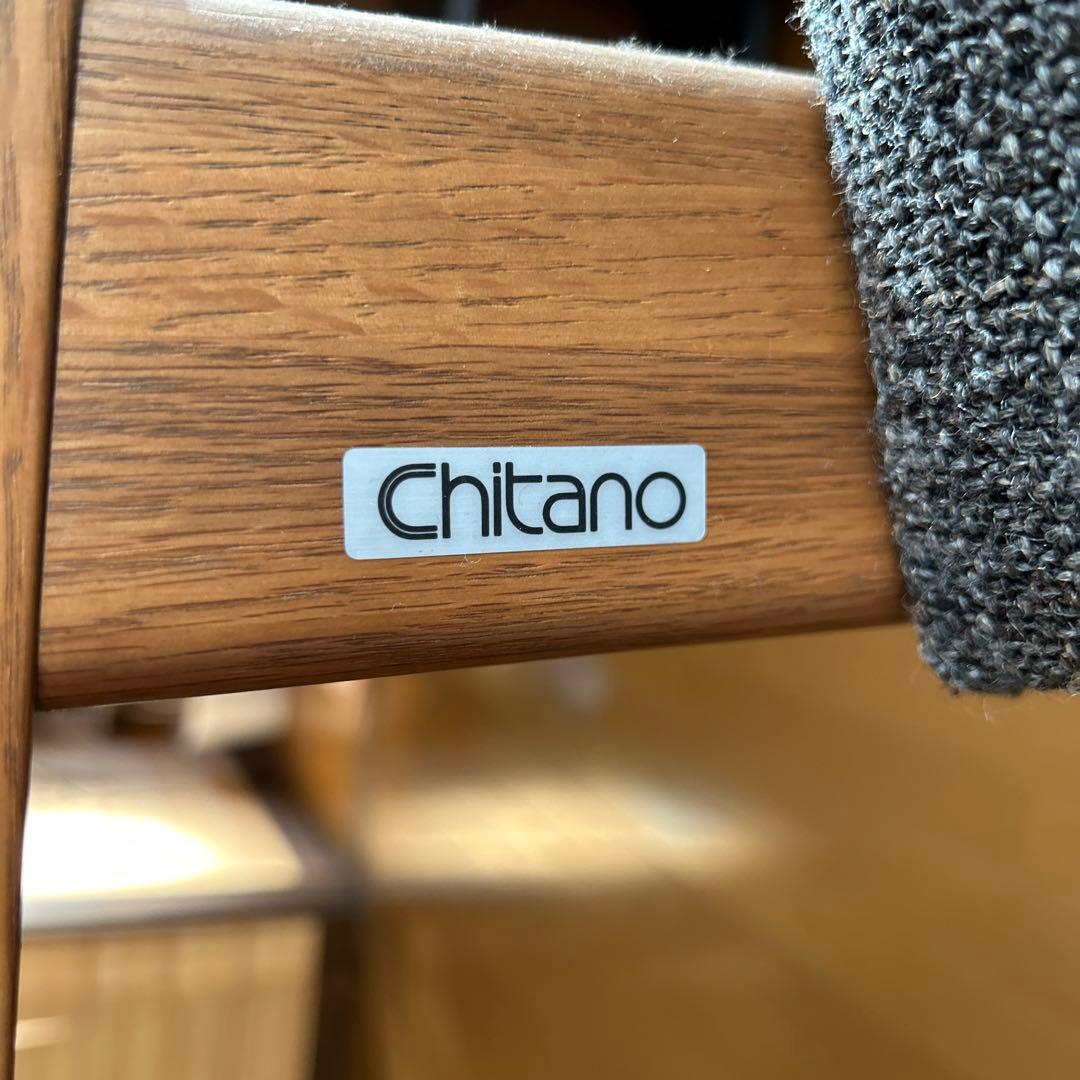 大人気カリモク家具　肘掛けにカップも置ける　グレー ファブリック アームチェア