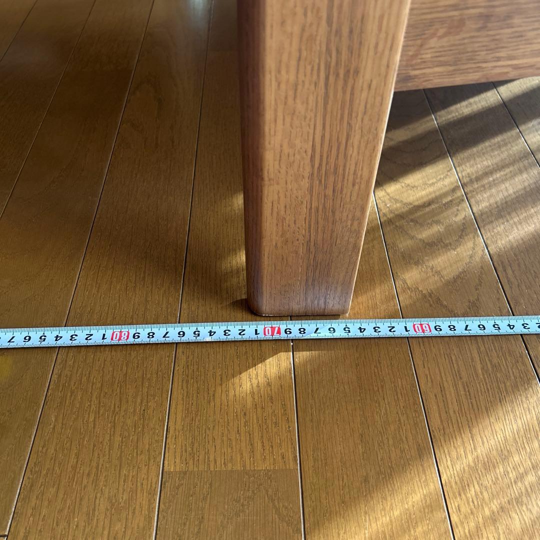 大人気カリモク家具　肘掛けにカップも置ける　グレー ファブリック アームチェア