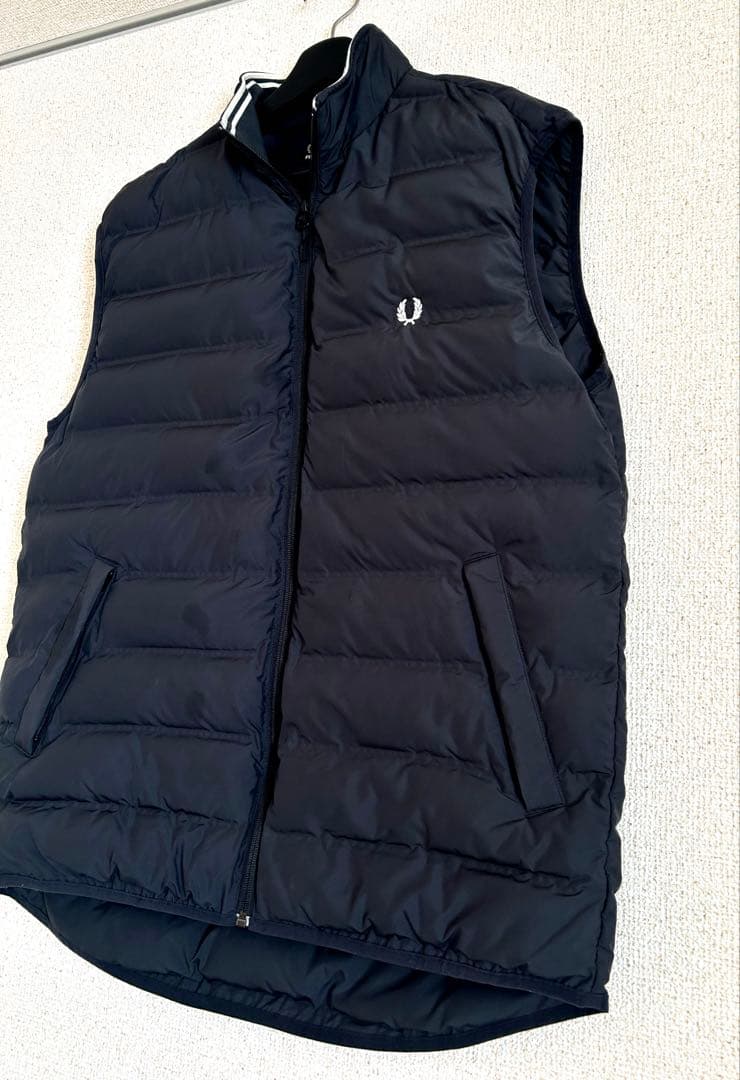FRED PERRY 黒 ダウンベスト