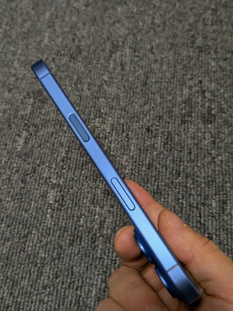 iPhone16 256GB ウルトラマリン SIMフリー ほぼ新品　ケース付き