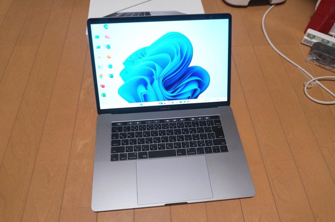 MacBook本体 MacBook Pro 15 i7 16G 512G Raedon Office