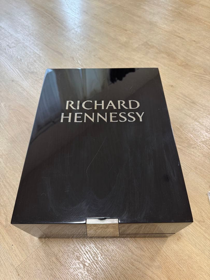 RICHARD HENNESSYの箱
