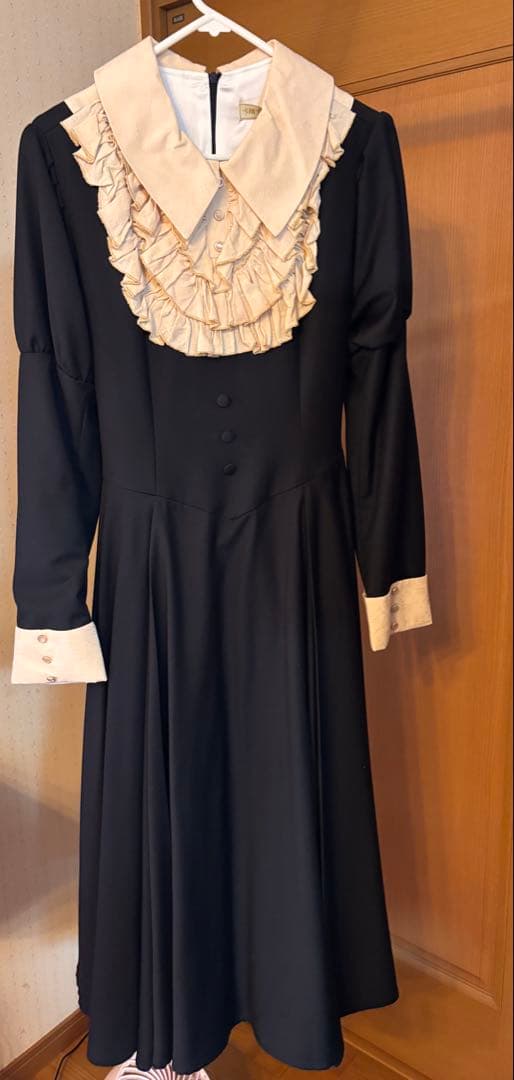 フリル付き黒ロングワンピース