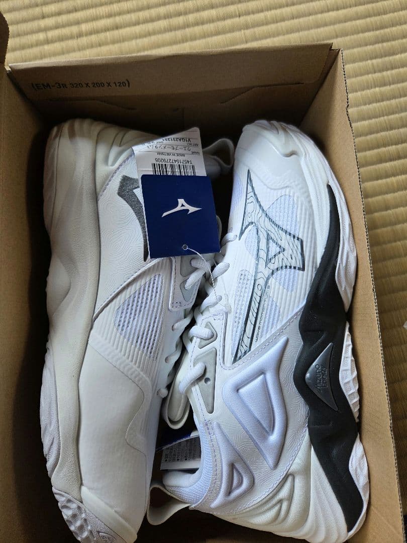 ミズノ　バレーボールシューズ　ウエーブモーメンタム3 26.5cm