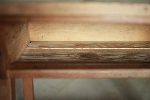 古く味のある小学校の机　木製