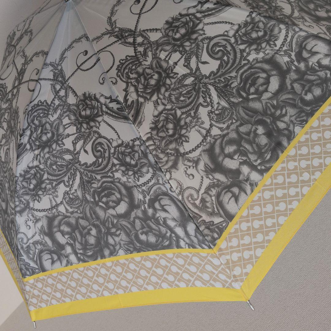 ゲラルディーニ　微光沢シルバーグレー×黄色の縁取り　ロゴプリント　長傘　雨傘