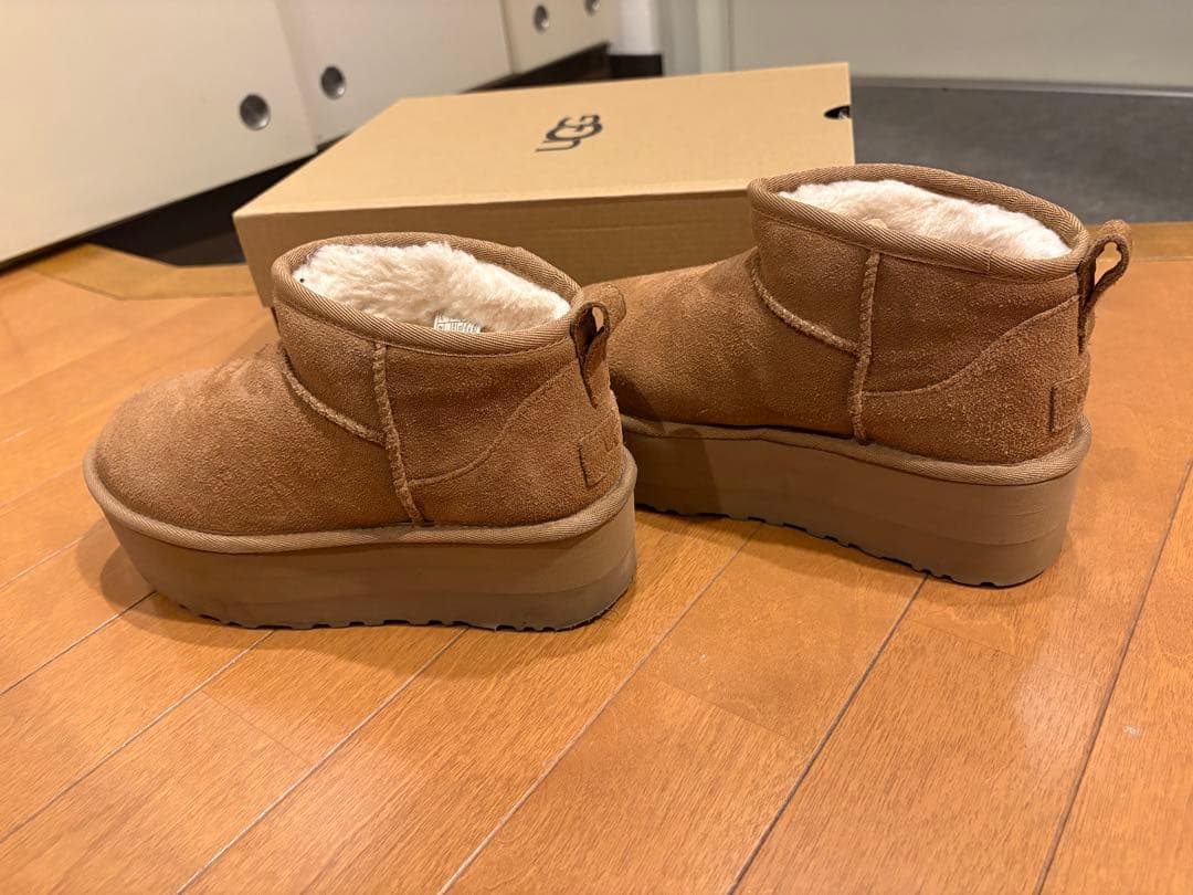 UGGブラウン厚底ショートブーツ