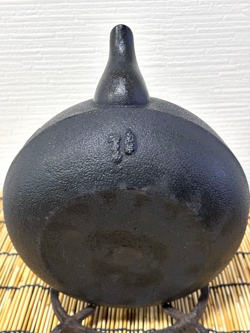 新品、供箱付　南部及春南部宝星堂造　２２型　平丸菊　鉄瓶　南部鉄瓶　南部鉄器